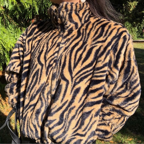 Tiger print faux fur bomber - Picture 2 of 8